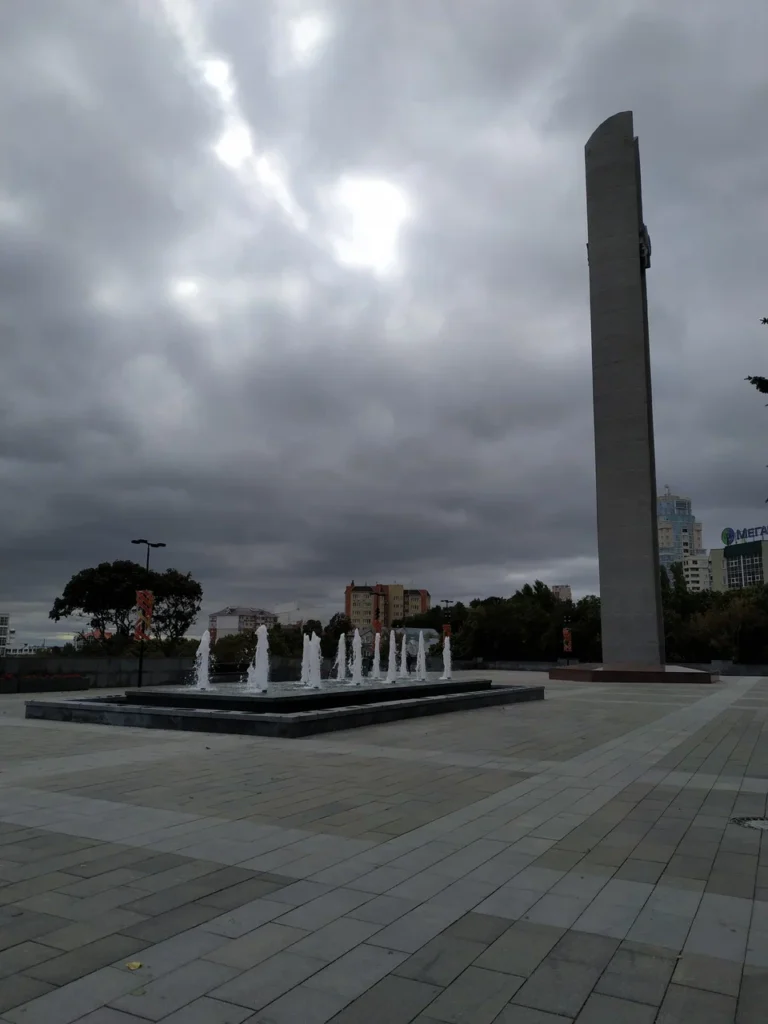 Вид на Величественный Монумент Победы